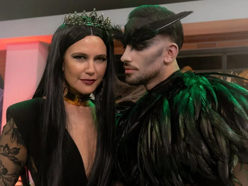 El look total black de Valeria Mazza como Morticia