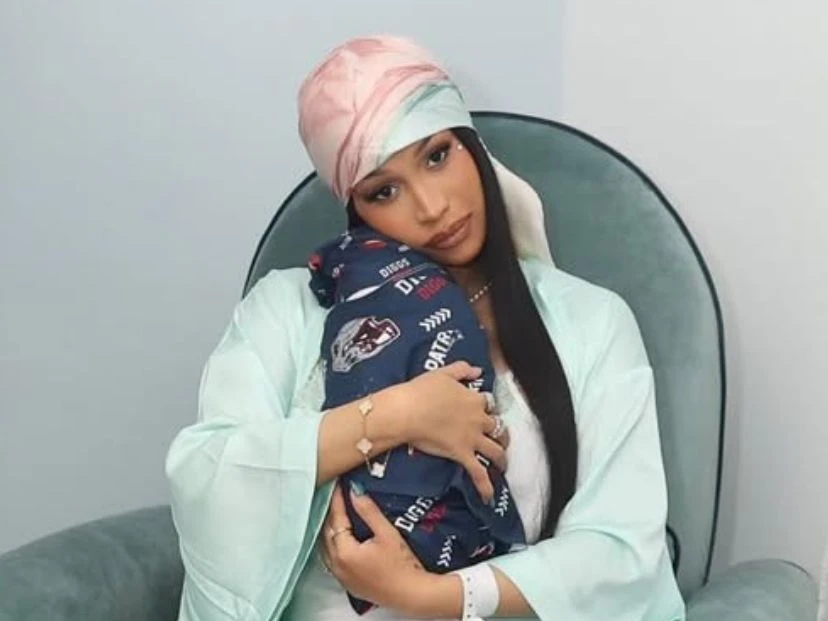 Cardi B estrenó su joya de oro más curiosa