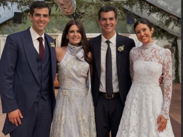 Qiz stol ustida yotib, qinini korsatadi