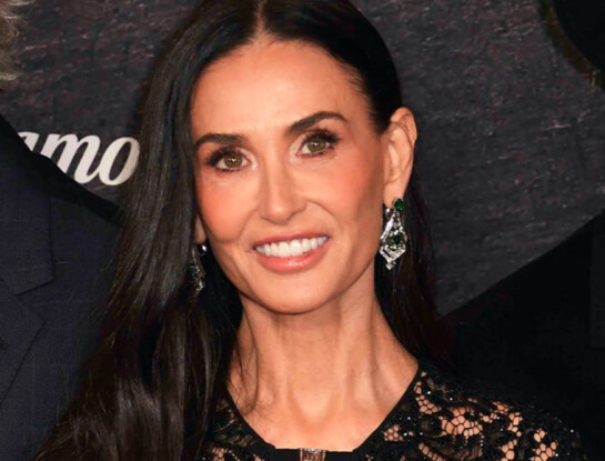 Demi Moore impactó con un vestido de encaje y transparencias: el naked dress más sofisticado de la temporada