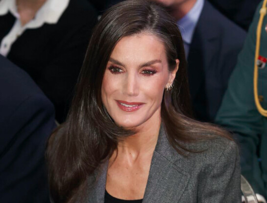 El truco de Letizia para transformar un traje gris en un look femenino y súper estilizado