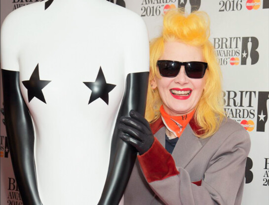 A los 66 años, murió Pam Hogg, la diseñadora que vistió a las mujeres más poderosas del pop