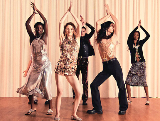 Cómo usar los metalizados y los brillos, la propuesta de Rabanne para estas fiestas