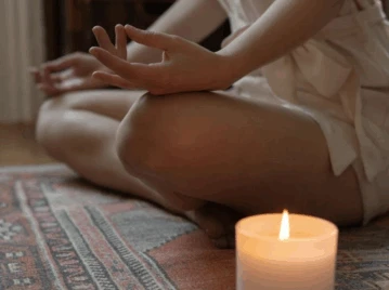 Meditar ya no es esotérico: es entrenamiento para el cerebro Sentarte, cerrar los ojos y seguir la respiración durante unos minutos puede sonar simple. Pero, puertas adentro, pasan muchas cosas. Hoy se sabe que la meditación modifica estructuras y circuitos cerebrales: aumenta el espesor de la corteza prefrontal -clave para la atención y la toma de decisiones- y reduce la reactividad de la amígdala, la región que se activa frente al estrés y la amenaza. “Meditar es entrenar la mente, no ‘quedarse en blanco’”, explica la psicóloga y sexóloga Florencia Faiatt, creadora de My Yoga Flower (yoga basado en ciencia). Igual que cuando levantás pesas, cada vez que llevás la atención de vuelta a la respiración o al cuerpo, reforzás los circuitos que sostienen el foco y la regulación emocional. Además, la práctica activa el sistema nervioso parasimpático, responsable del modo “descanso y recuperación”: baja la frecuencia cardíaca, la respiración se vuelve más profunda y el cuerpo entra en un estado de reparación fisiológica. La atención como músculo: lo que muestra la neurociencia Uno de los hallazgos más claros de los últimos años es que la atención se puede entrenar. Estudios con imágenes cerebrales y registros eléctricos muestran que incluso intervenciones breves de meditación mejoran el control atencional y la eficiencia cognitiva. Lejos de la idea de “mente en blanco”, la práctica consiste en esto: Notás que tu mente se fue (a la lista del súper, a un mail pendiente, a una preocupación). Te das cuenta. Volvés con amabilidad al foco elegido (la respiración, el cuerpo, un sonido). Ese ir y venir, lejos de ser un “fracaso”, es el entrenamiento. Con el tiempo, las personas que meditan con regularidad muestran menos reactividad de la amígdala frente a estímulos emocionales y una mayor conexión con áreas prefrontales involucradas en la regulación de emociones. De reaccionar en automático a responder con calma Más allá de las imágenes de laboratorio, el efecto se nota en lo cotidiano. La meditación fortalece la capacidad de observar lo que pasa antes de actuar: un enojo, un miedo, un pensamiento catastrófico. En vez de reaccionar en piloto automático, aparece una pequeña pausa interna. Esa micropausa se traduce en habilidades muy concretas: responder sin tanta impulsividad, poner límites con menos culpa, tomar decisiones desde un lugar más claro, salir del “ruido mental” constante. Investigaciones recientes resumen este efecto como una mejora en la regulación emocional y en la resiliencia al estrés: menos activación de los circuitos de alarma, más participación de las áreas que ayudan a dar contexto, entender lo que pasa y elegir una respuesta. Empezar es incómodo (y eso también es parte del proceso) Las primeras prácticas rara vez son como las fotos de catálogo: aparecen tareas pendientes, el cuerpo se inquieta, la mente se dispersa. “No significa que lo estés haciendo mal, significa que estás empezando”, subraya Faiatt. Así como nadie levanta 20 kilos el primer día en el gimnasio, nadie medita cinco minutos con calma absoluta desde el inicio. La evidencia muestra que la constancia pesa más que la duración: cinco o diez minutos diarios tienen más impacto que una sesión larga cada tanto. Con el tiempo: la mente se aquieta más rápido, el cuerpo reconoce el “modo descanso”, la práctica pasa de ser un esfuerzo a convertirse en un refugio. En Para Ti ya te contamos cómo sumar rituales de autocuidado a la rutina nocturna y cómo armar espacios de relax en casa: la meditación puede integrarse perfectamente a ese momento, junto con una infusión, una música suave o una luz más baja. Cinco pasos simples para empezar a meditar en casa No hace falta tener experiencia previa ni equipamiento especial. La propuesta de Florencia Faiatt para dar los primeros pasos es clara y realista: 1. Elegí una postura posible Podés sentarte en una silla, en un almohadón en el piso o recostarte si estás muy cansada. Lo importante es que la columna esté erguida pero relajada, con hombros sueltos y abdomen flojo para que la respiración fluya. 2. Observá la respiración No intentes forzar nada. Notá cómo entra y sale el aire. Cuando te distraigas (va a pasar muchas veces), registralo y volvé a la respiración. Ese regreso constante es el corazón de la práctica. 3. Sumá un escaneo corporal Si querés variar, recorré mentalmente el cuerpo: cabeza, cuello, hombros, pecho, abdomen, manos, piernas, pies. Solo observá sensaciones (tensión, calor, cosquilleo) sin intentar cambiarlas. Es una forma sencilla de anclarte al presente. 4. Empezá por poco tiempo Cinco minutos al día alcanzan para iniciar. Podés usar una alarma suave o una meditación guiada breve. La clave es la regularidad, no la perfección. 5. Cerrá con amabilidad Al terminar, inhalá profundo por la nariz, exhalá lento y reconocé internamente que te regalaste ese momento. Esa asociación positiva ayuda a sostener el hábito. Meditación, salud mental y vida cotidiana La meditación no borra los problemas ni reemplaza tratamientos psicológicos o psiquiátricos, pero sí puede complementar cualquier proceso: ayuda a bajar el nivel basal de estrés, mejora la calidad del descanso y facilita la toma de decisiones desde un lugar menos reactivo. Programas basados en mindfulness, como la reducción del estrés de Jon Kabat-Zinn, ya se usan en hospitales y centros de salud en el mundo para acompañar ansiedad, dolor crónico y otros cuadros. En un mundo acelerado, aprender a pausar deja de ser un lujo para convertirse en una herramienta de autocuidado y salud mental accesible. Unos minutos diarios pueden cambiar la forma en la que pensás, sentís y te relacionás con lo que te rodea. Y ese cambio, según la ciencia, se sostiene en el tiempo.