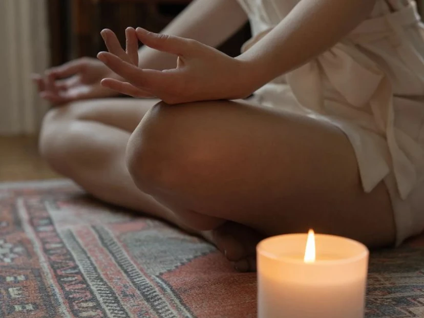 Meditar ya no es esotérico: es entrenamiento para el cerebro Sentarte, cerrar los ojos y seguir la respiración durante unos minutos puede sonar simple. Pero, puertas adentro, pasan muchas cosas. Hoy se sabe que la meditación modifica estructuras y circuitos cerebrales: aumenta el espesor de la corteza prefrontal -clave para la atención y la toma de decisiones- y reduce la reactividad de la amígdala, la región que se activa frente al estrés y la amenaza. “Meditar es entrenar la mente, no ‘quedarse en blanco’”, explica la psicóloga y sexóloga Florencia Faiatt, creadora de My Yoga Flower (yoga basado en ciencia). Igual que cuando levantás pesas, cada vez que llevás la atención de vuelta a la respiración o al cuerpo, reforzás los circuitos que sostienen el foco y la regulación emocional. Además, la práctica activa el sistema nervioso parasimpático, responsable del modo “descanso y recuperación”: baja la frecuencia cardíaca, la respiración se vuelve más profunda y el cuerpo entra en un estado de reparación fisiológica. La atención como músculo: lo que muestra la neurociencia Uno de los hallazgos más claros de los últimos años es que la atención se puede entrenar. Estudios con imágenes cerebrales y registros eléctricos muestran que incluso intervenciones breves de meditación mejoran el control atencional y la eficiencia cognitiva. Lejos de la idea de “mente en blanco”, la práctica consiste en esto: Notás que tu mente se fue (a la lista del súper, a un mail pendiente, a una preocupación). Te das cuenta. Volvés con amabilidad al foco elegido (la respiración, el cuerpo, un sonido). Ese ir y venir, lejos de ser un “fracaso”, es el entrenamiento. Con el tiempo, las personas que meditan con regularidad muestran menos reactividad de la amígdala frente a estímulos emocionales y una mayor conexión con áreas prefrontales involucradas en la regulación de emociones. De reaccionar en automático a responder con calma Más allá de las imágenes de laboratorio, el efecto se nota en lo cotidiano. La meditación fortalece la capacidad de observar lo que pasa antes de actuar: un enojo, un miedo, un pensamiento catastrófico. En vez de reaccionar en piloto automático, aparece una pequeña pausa interna. Esa micropausa se traduce en habilidades muy concretas: responder sin tanta impulsividad, poner límites con menos culpa, tomar decisiones desde un lugar más claro, salir del “ruido mental” constante. Investigaciones recientes resumen este efecto como una mejora en la regulación emocional y en la resiliencia al estrés: menos activación de los circuitos de alarma, más participación de las áreas que ayudan a dar contexto, entender lo que pasa y elegir una respuesta. Empezar es incómodo (y eso también es parte del proceso) Las primeras prácticas rara vez son como las fotos de catálogo: aparecen tareas pendientes, el cuerpo se inquieta, la mente se dispersa. “No significa que lo estés haciendo mal, significa que estás empezando”, subraya Faiatt. Así como nadie levanta 20 kilos el primer día en el gimnasio, nadie medita cinco minutos con calma absoluta desde el inicio. La evidencia muestra que la constancia pesa más que la duración: cinco o diez minutos diarios tienen más impacto que una sesión larga cada tanto. Con el tiempo: la mente se aquieta más rápido, el cuerpo reconoce el “modo descanso”, la práctica pasa de ser un esfuerzo a convertirse en un refugio. En Para Ti ya te contamos cómo sumar rituales de autocuidado a la rutina nocturna y cómo armar espacios de relax en casa: la meditación puede integrarse perfectamente a ese momento, junto con una infusión, una música suave o una luz más baja. Cinco pasos simples para empezar a meditar en casa No hace falta tener experiencia previa ni equipamiento especial. La propuesta de Florencia Faiatt para dar los primeros pasos es clara y realista: 1. Elegí una postura posible Podés sentarte en una silla, en un almohadón en el piso o recostarte si estás muy cansada. Lo importante es que la columna esté erguida pero relajada, con hombros sueltos y abdomen flojo para que la respiración fluya. 2. Observá la respiración No intentes forzar nada. Notá cómo entra y sale el aire. Cuando te distraigas (va a pasar muchas veces), registralo y volvé a la respiración. Ese regreso constante es el corazón de la práctica. 3. Sumá un escaneo corporal Si querés variar, recorré mentalmente el cuerpo: cabeza, cuello, hombros, pecho, abdomen, manos, piernas, pies. Solo observá sensaciones (tensión, calor, cosquilleo) sin intentar cambiarlas. Es una forma sencilla de anclarte al presente. 4. Empezá por poco tiempo Cinco minutos al día alcanzan para iniciar. Podés usar una alarma suave o una meditación guiada breve. La clave es la regularidad, no la perfección. 5. Cerrá con amabilidad Al terminar, inhalá profundo por la nariz, exhalá lento y reconocé internamente que te regalaste ese momento. Esa asociación positiva ayuda a sostener el hábito. Meditación, salud mental y vida cotidiana La meditación no borra los problemas ni reemplaza tratamientos psicológicos o psiquiátricos, pero sí puede complementar cualquier proceso: ayuda a bajar el nivel basal de estrés, mejora la calidad del descanso y facilita la toma de decisiones desde un lugar menos reactivo. Programas basados en mindfulness, como la reducción del estrés de Jon Kabat-Zinn, ya se usan en hospitales y centros de salud en el mundo para acompañar ansiedad, dolor crónico y otros cuadros. En un mundo acelerado, aprender a pausar deja de ser un lujo para convertirse en una herramienta de autocuidado y salud mental accesible. Unos minutos diarios pueden cambiar la forma en la que pensás, sentís y te relacionás con lo que te rodea. Y ese cambio, según la ciencia, se sostiene en el tiempo.