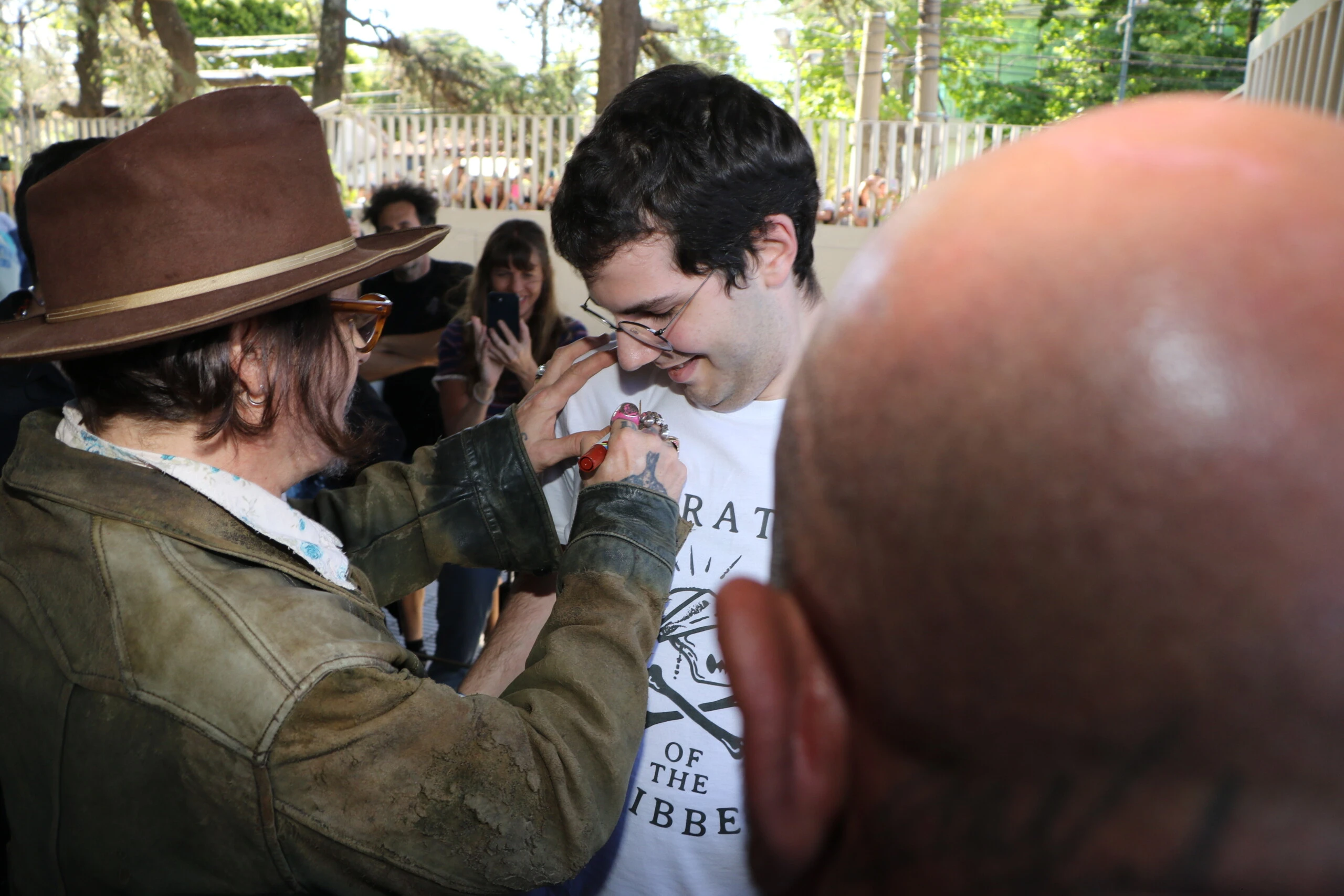 Depp firmó autógrafos y se tomó algunas fotografías. 