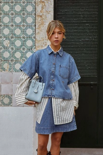 Cómo combinar denim + denim sin fallar: la fórmula inspirada en el look relajado de Juliana Awada