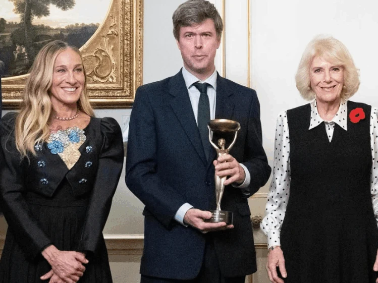 Sarah Jessica Parker apostó por un look fashionista y elegante, ideal +60 para su encuentro con la reina Camilla  