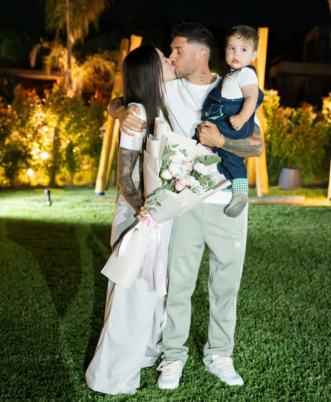 Gonzalo Montiel y Karina Nacucchio junto a su hijo Thiago. Fotos: IG.