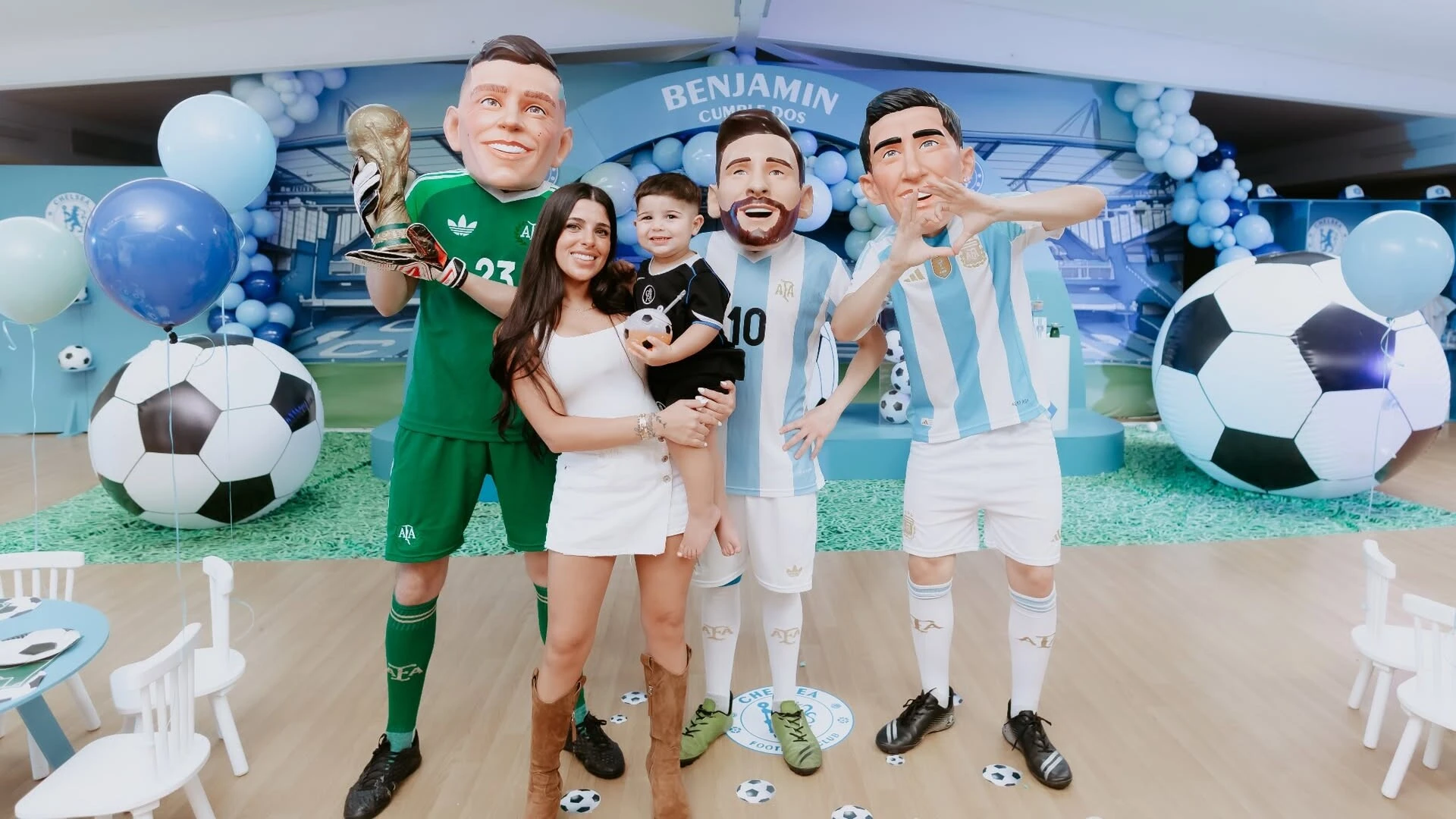 La fiesta contó con muñecos de la Selección Argentina. Fotos: IG. 