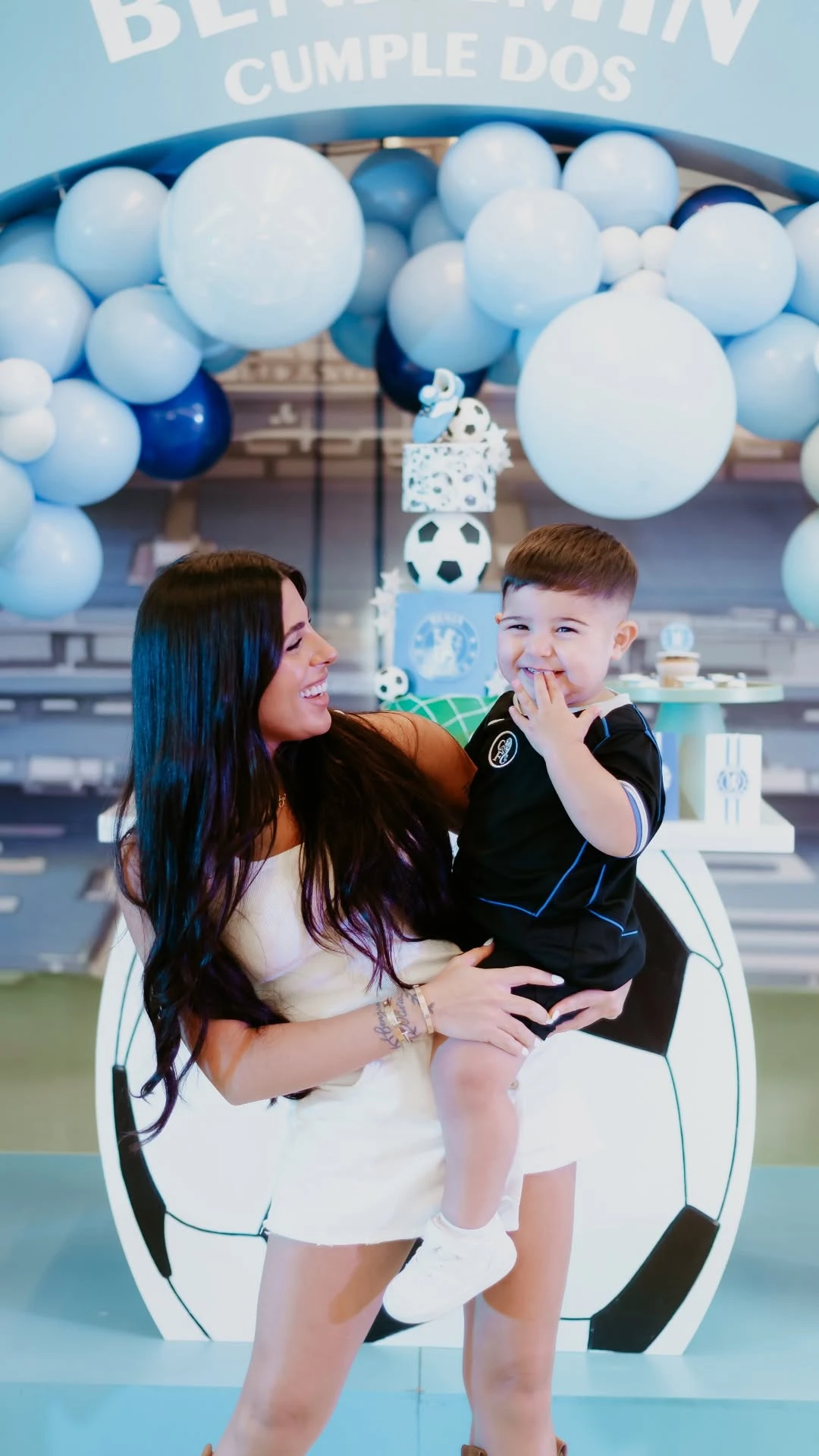 Valu Cervantes y Enzo, su bebé. Fotos: IG.