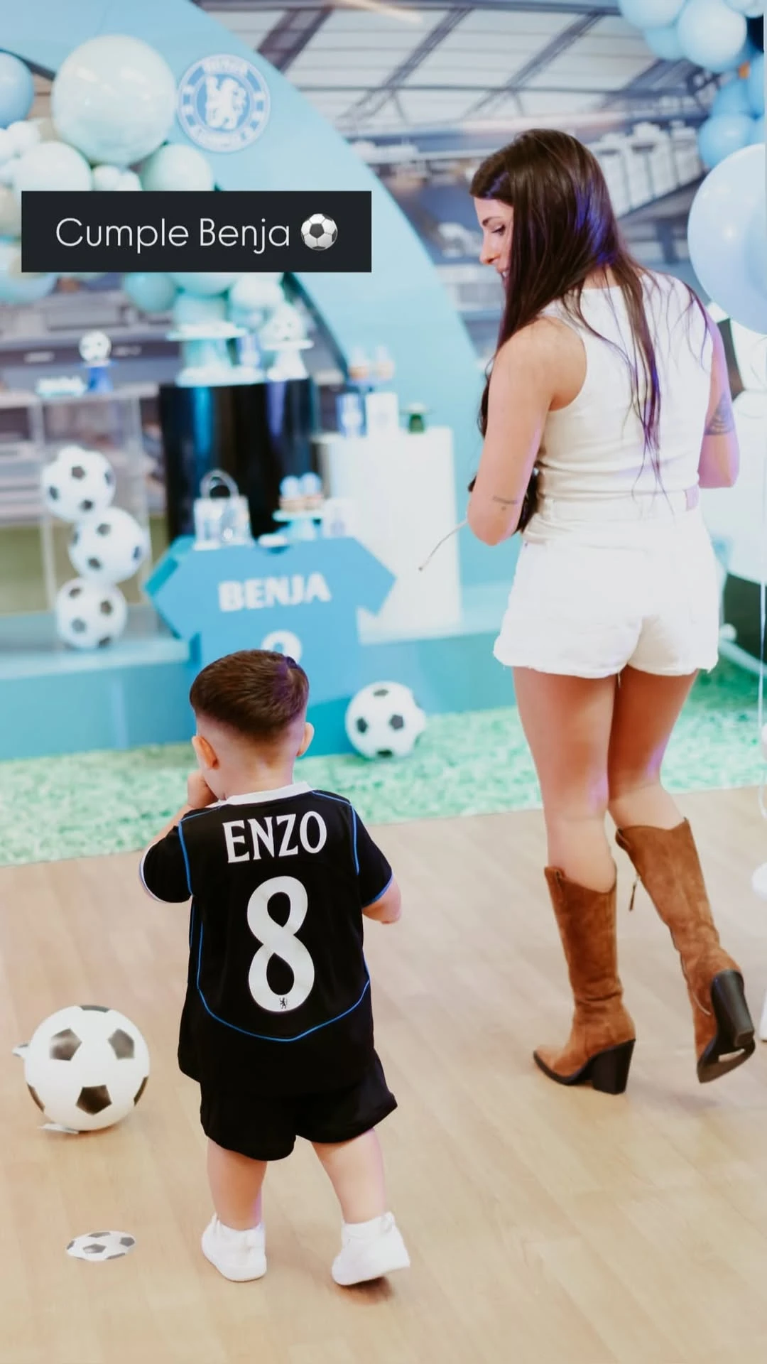 El niño llevó una remera en honor a su papá. Fotos: IG.