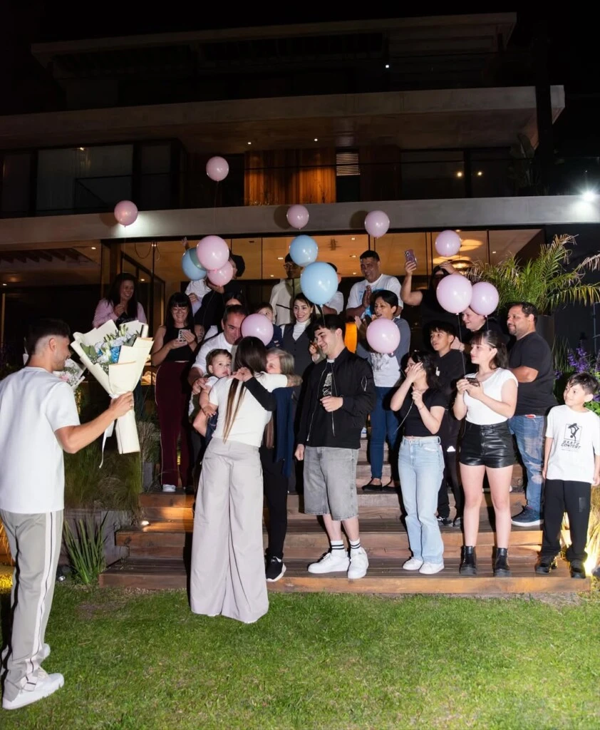 Toda la familia estuvo presente en el anuncio. Fotos: IG.