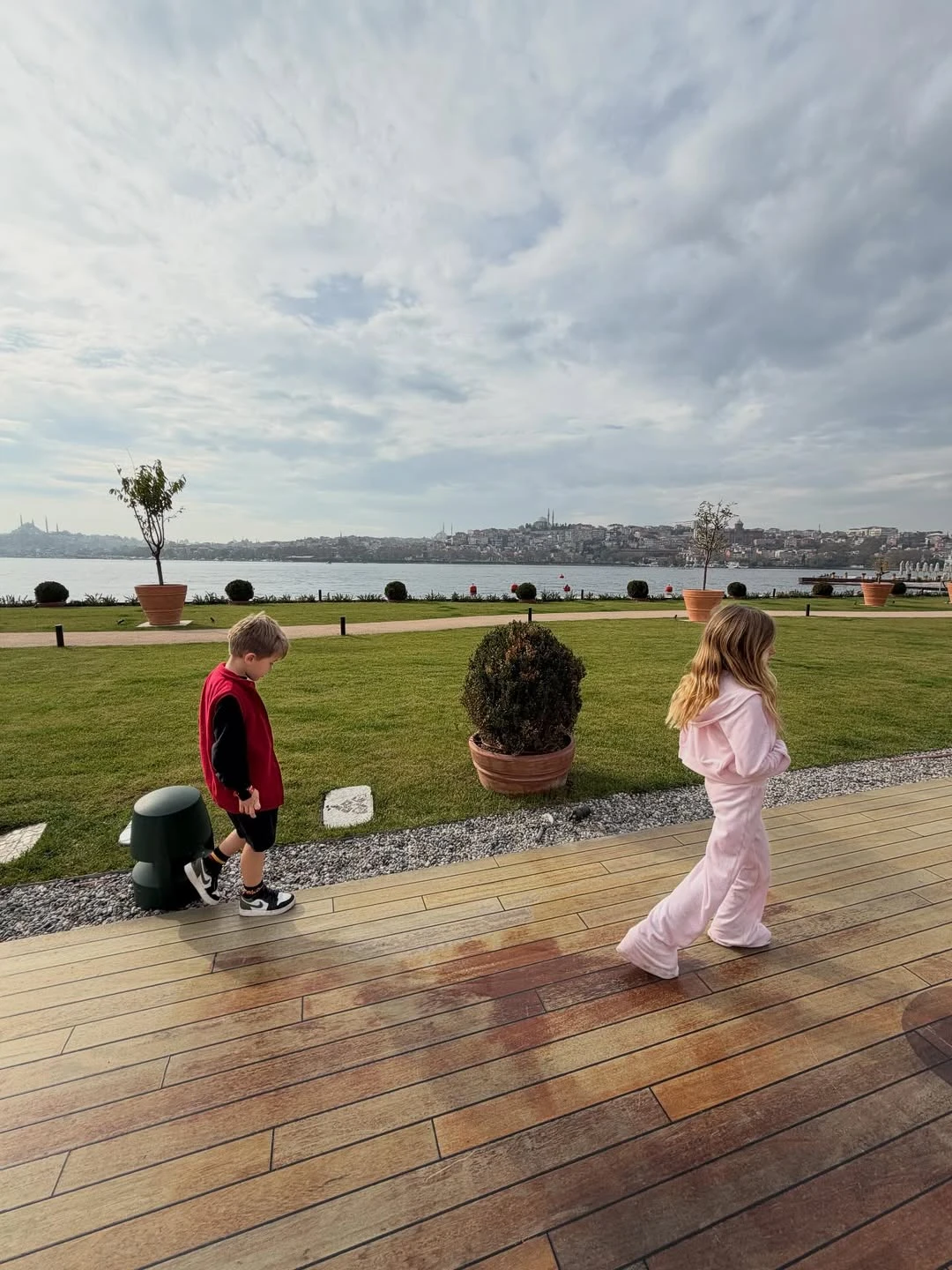 Magnolia y Amancio, los hijos de la China, por los alrededores del hotel.