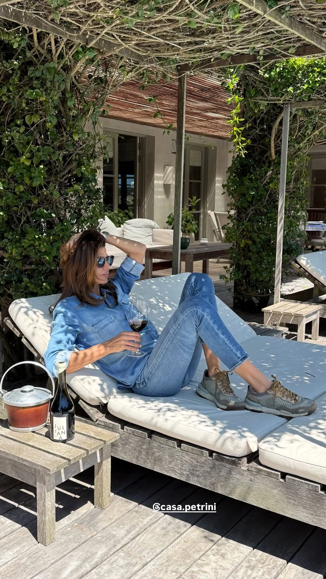 Cómo combinar denim + denim sin fallar: la fórmula inspirada en el look relajado de Juliana Awada