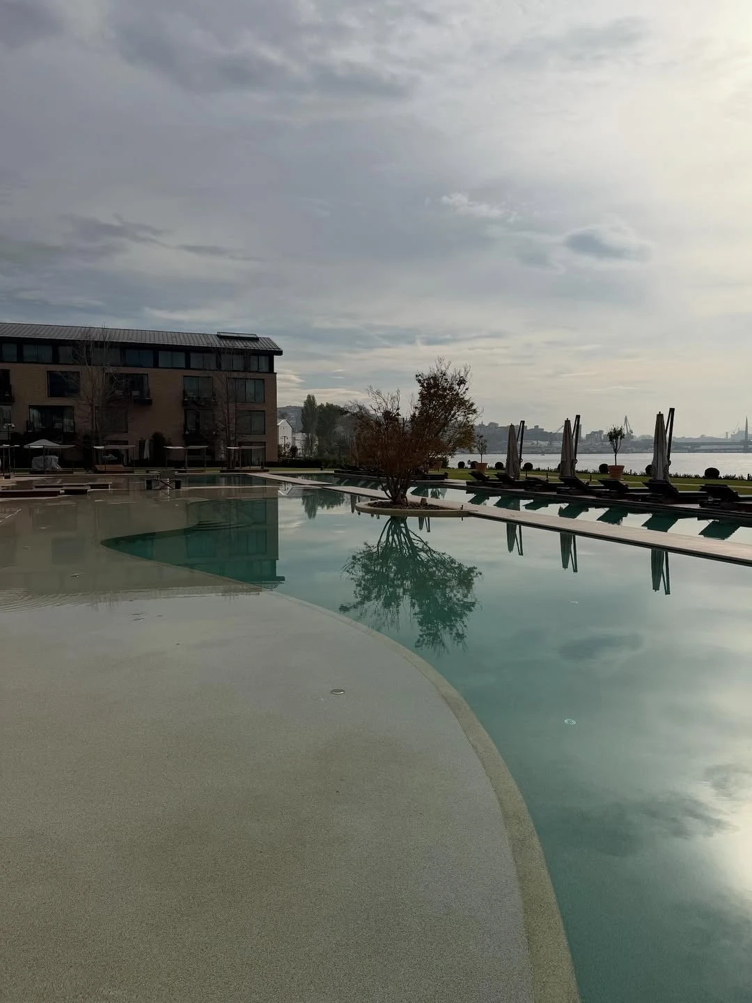 El Aliée Istanbul se caracteriza por sus piscinas y su increíble exterior.