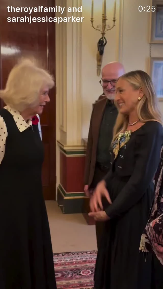Sarah Jessica Parker apostó por un look fashionista y elegante, ideal +60 para su encuentro con la reina Camilla 