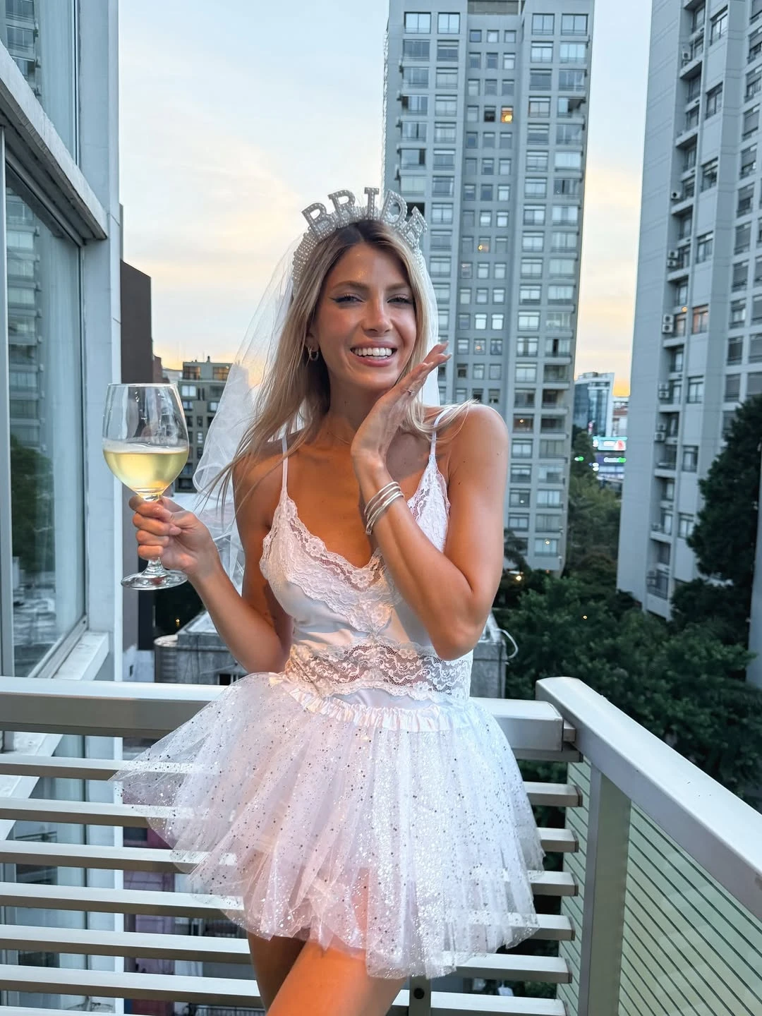 Cande Ruggeri lució un mini vestido blanco con falda de microtul. Fotos: IG. 