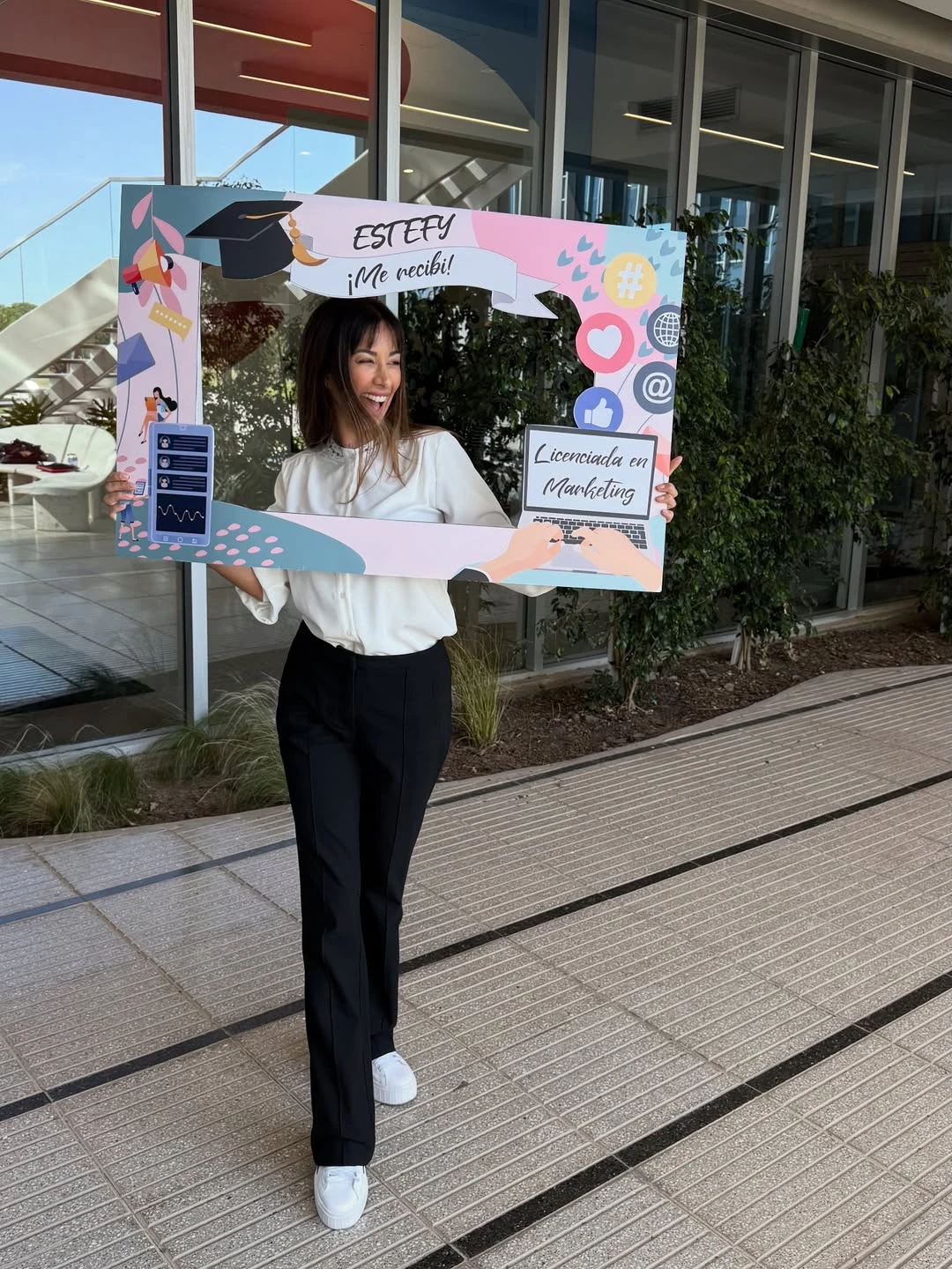 Estefanía Berardi ya es Licenciada en Marketing. Fotos: IG.