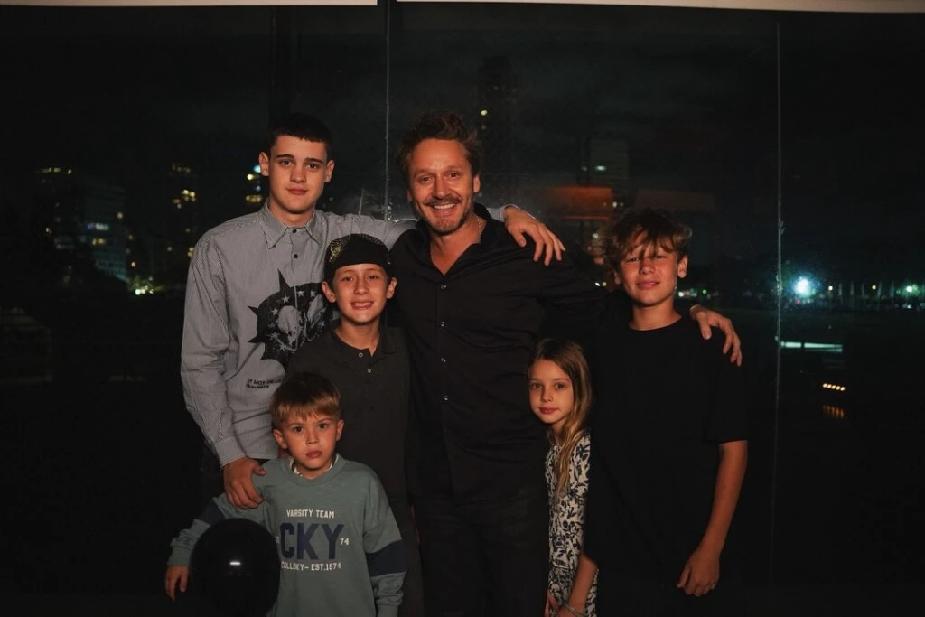 Benjamín junto a sus cinco hijos. Foto: IG.