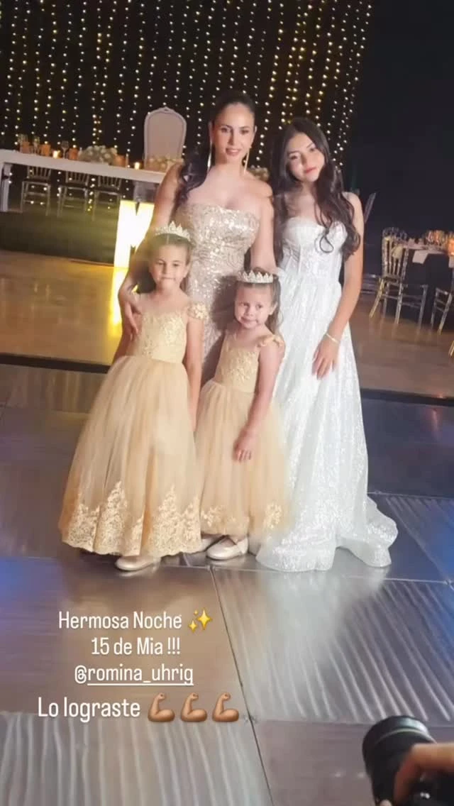 Romina Uhrig junto a sus hijas. 