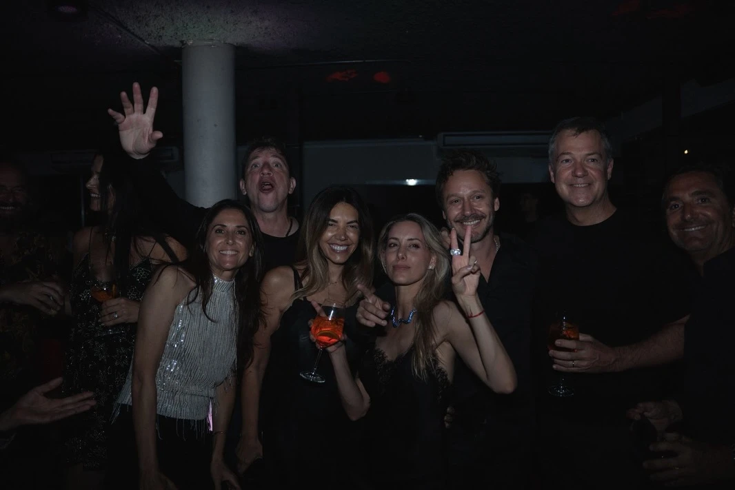 Fue una noche colmada de compañeros y de amigos. Fotos: IG.