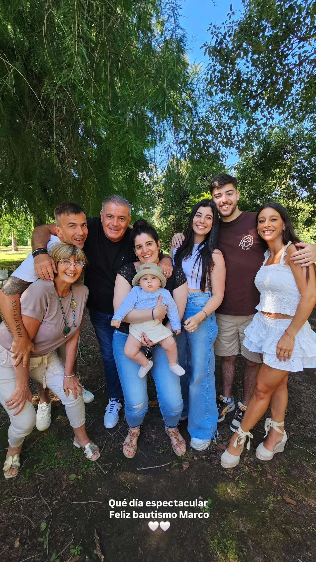 Sol y su pareja junto a más invitados al bautismo. Fotos: IG.