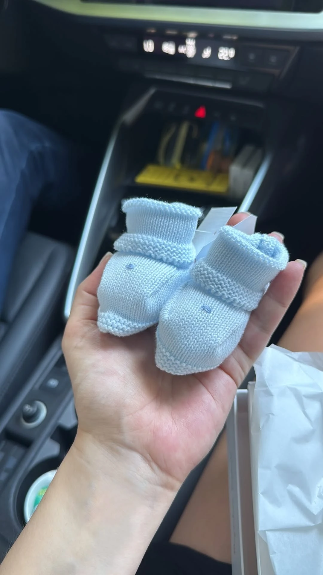 La actriz española mostró también sus primeros escarpines para el bebé. Fotos: IG.