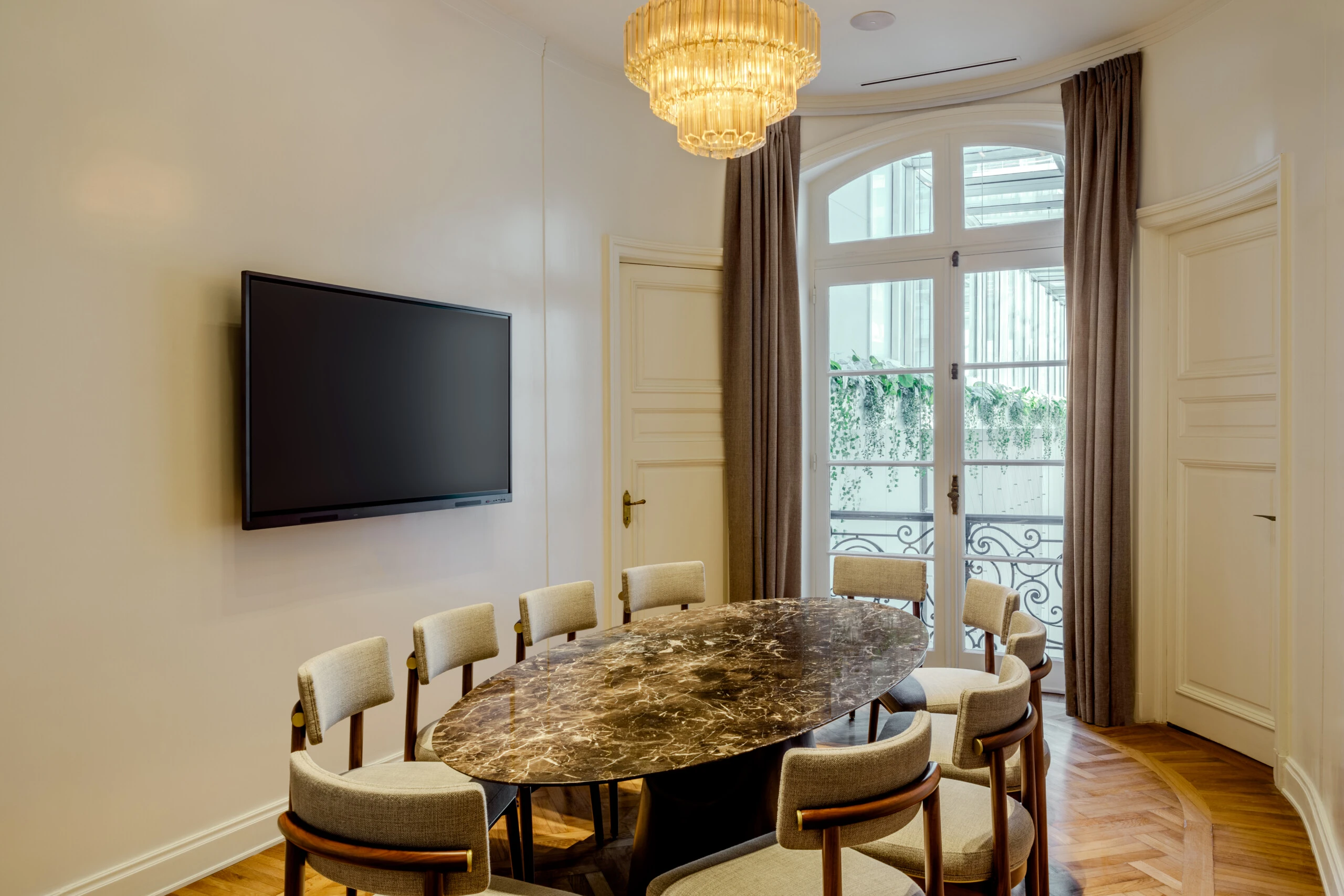 La elegante sala Oval, uno de los tres espacios de reunión disponibles para negocios.