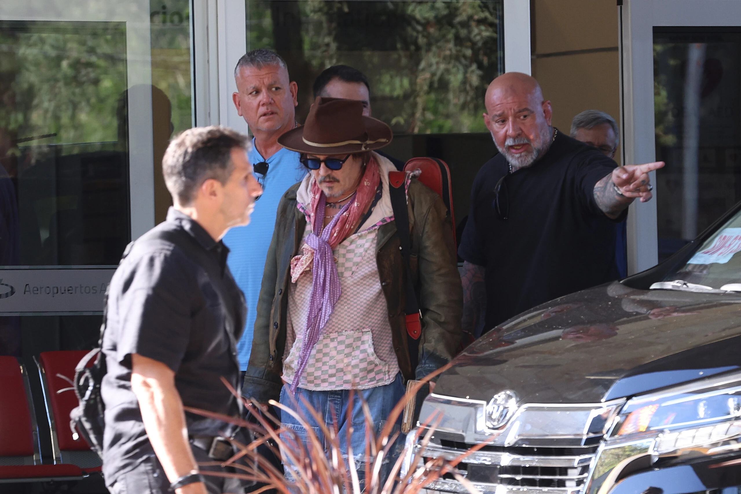 Johnyy Depp llegó acompañado de su custodia personal.
