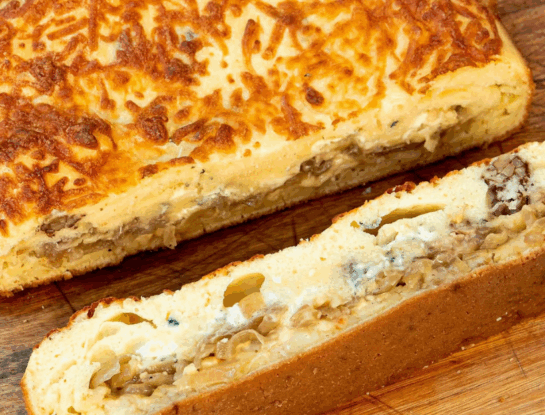 Tarta con masa licuada: cebolla, queso azul y tropezones de nuez (con el sello de Estefi Colombo)