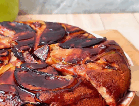 Torta invertida de manzana en sartén: la receta sin horno, sin azúcar y con avena que vas a amar