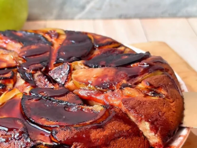 Torta invertida de manzana en sartén: la receta sin horno, sin azúcar y con avena que vas a amar