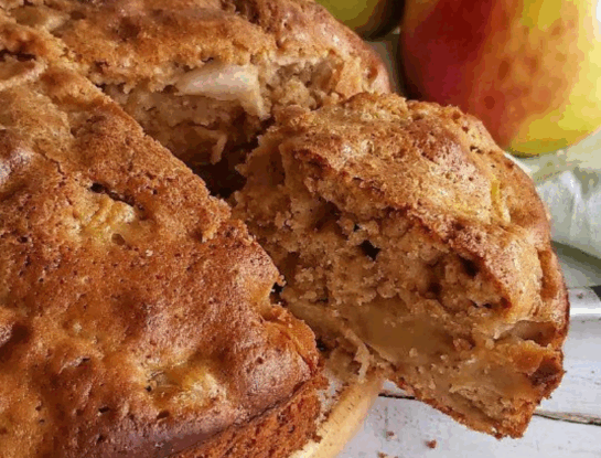 Torta matera de manzana y canela: la receta que te salva la merienda