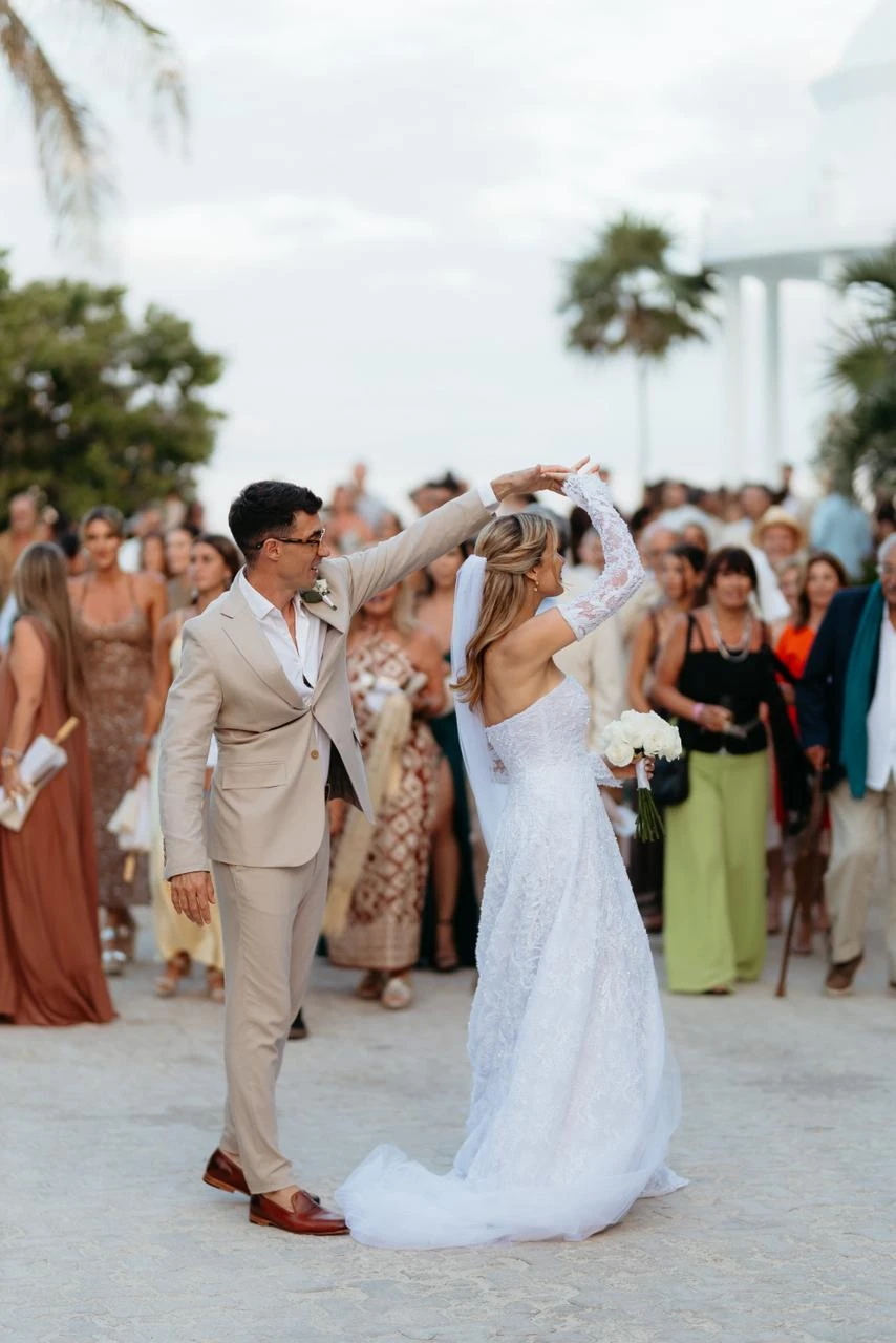 La fiesta contó con aproximadamente 100 invitados. 