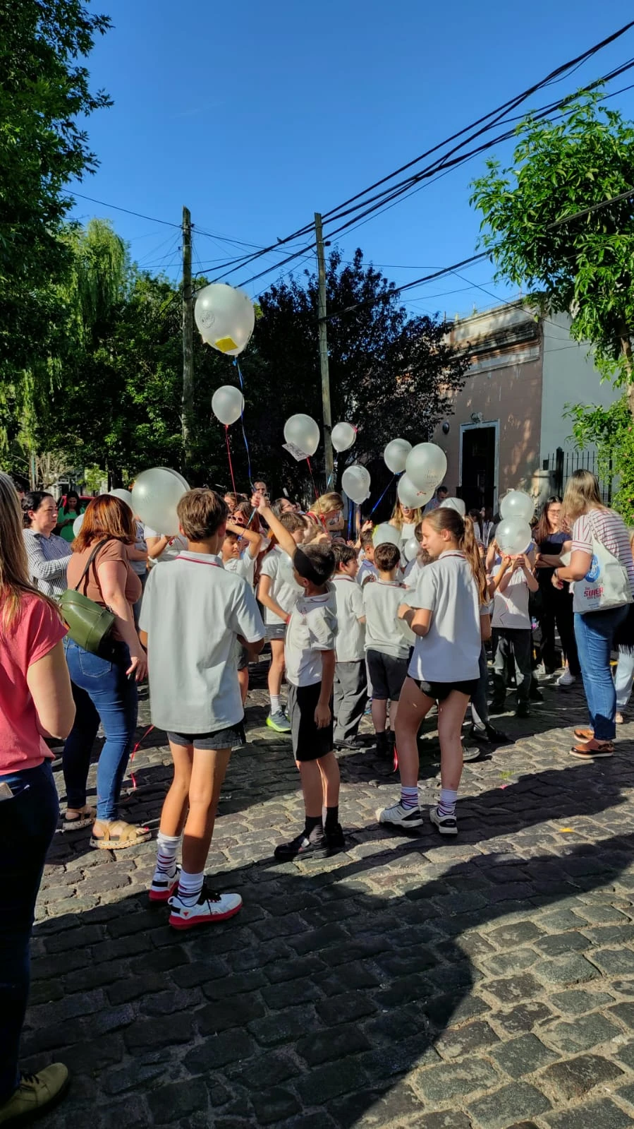 Los amigos de Joaquin hicieron suelta de globos blancos al salir del colegio por su cumpleaños.