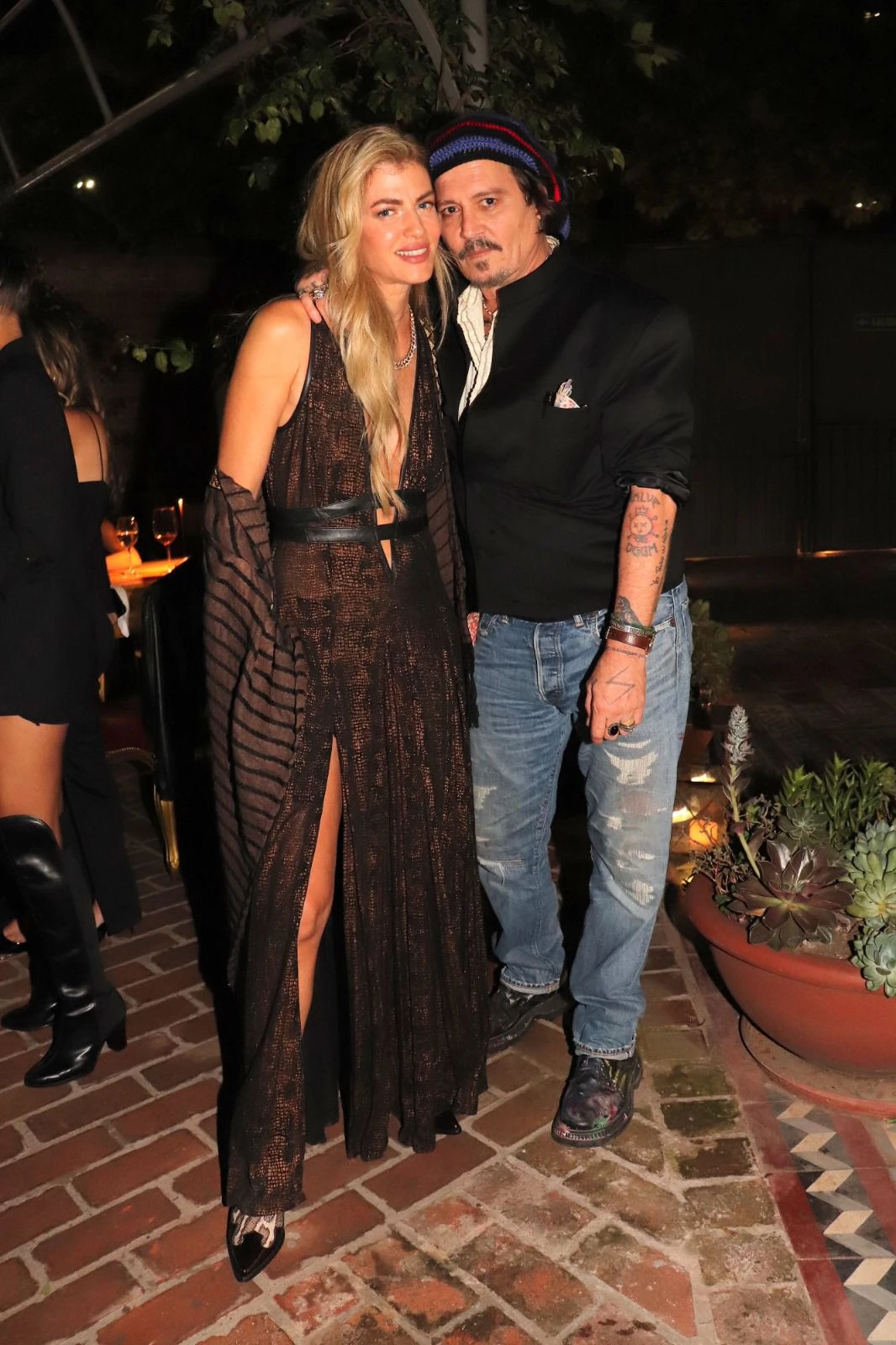 Daniela Urzi junto a Johnny Depp. 