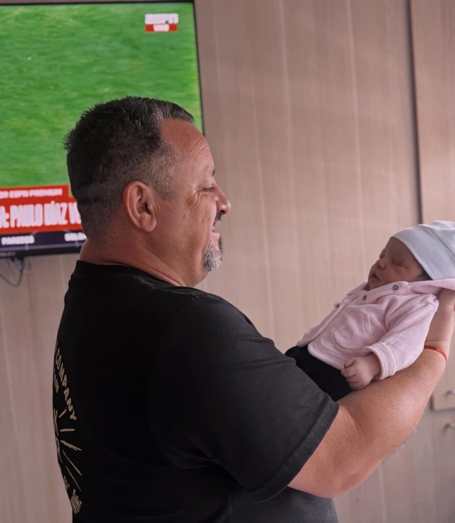 Javier, orgulloso abuelo de Pilar