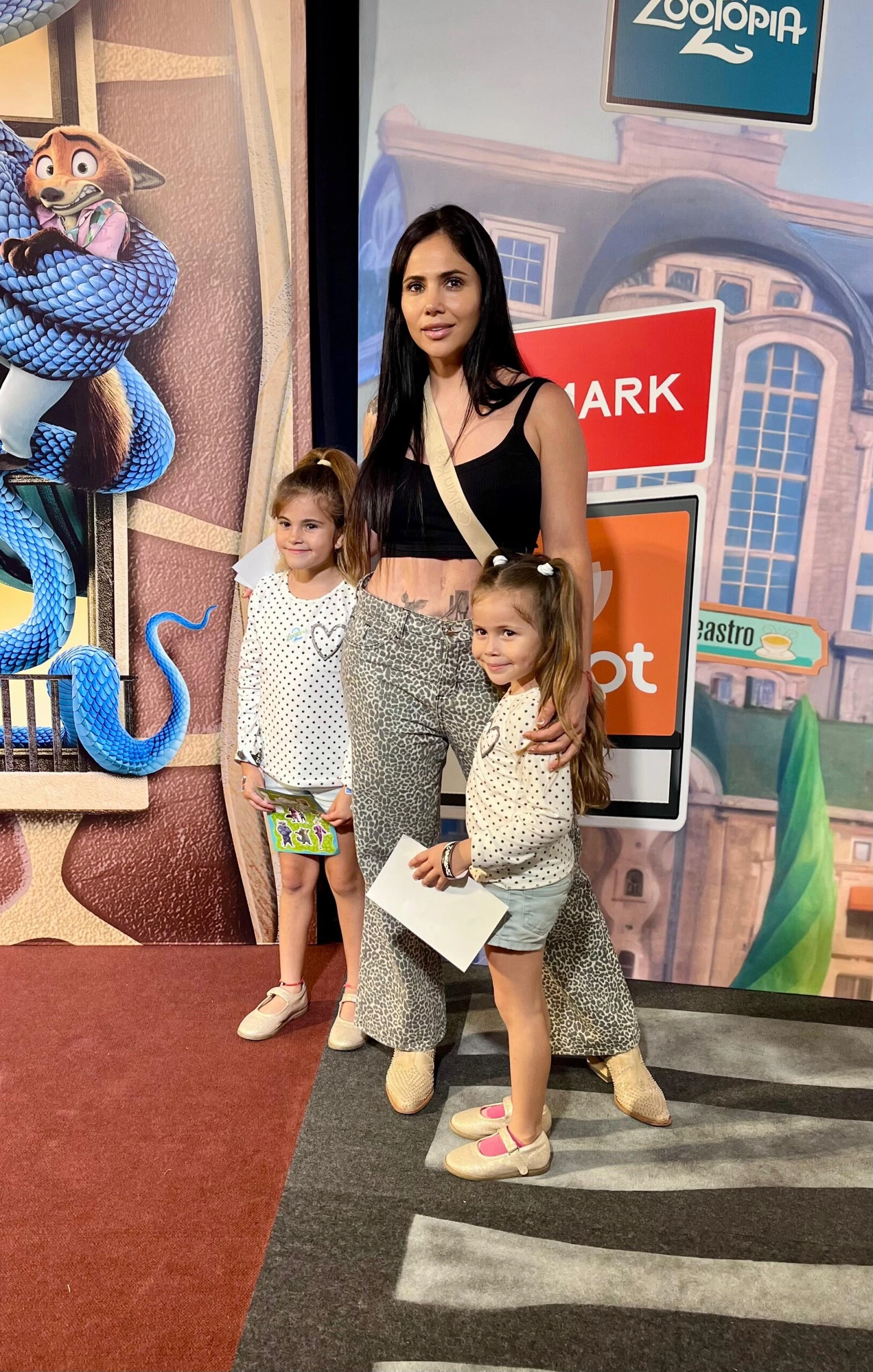 Romina Uhrig y sus hijas.