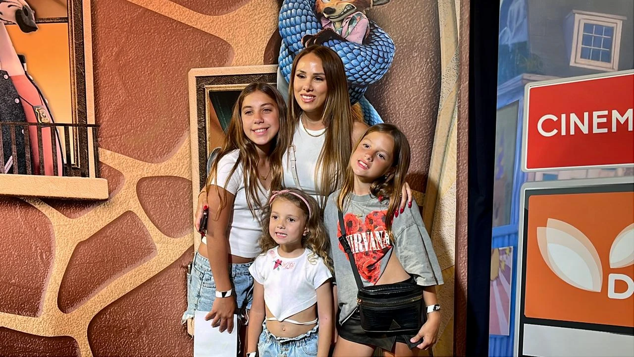 Barby Silenzi y sus hijas.