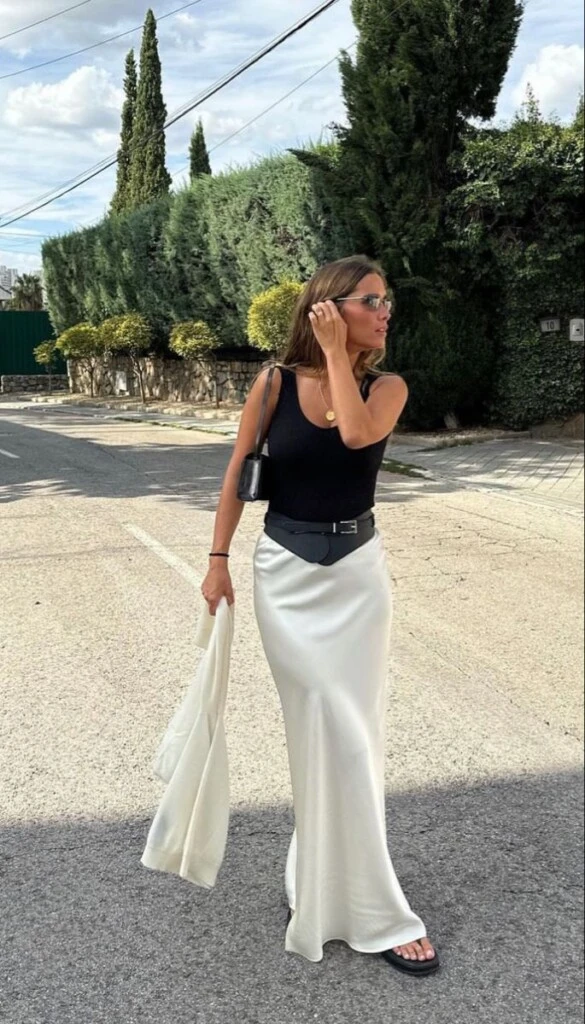 Falda satinada + top da un look veranigo, cómodo y elegante.