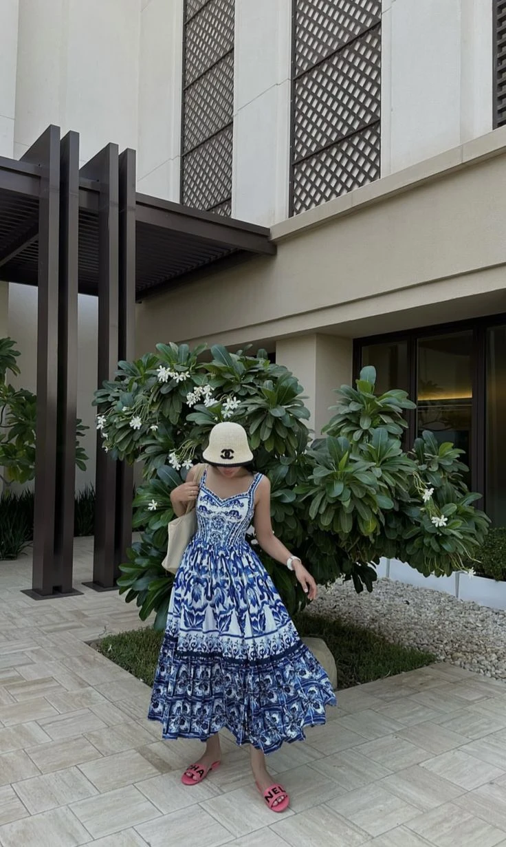 Celeste y blanco, la nueva combinación del verano.