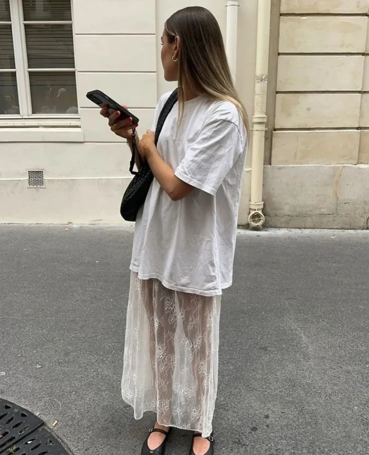 Falda de encaje + minimalismo neutro.