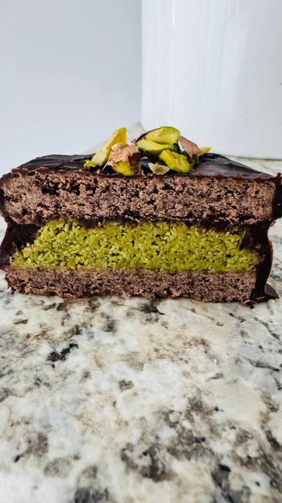 alfajores Dubái, receta con pistacho, alfajores de chocolate, postre exótico, dulces árabes, masa filo, repostería casera