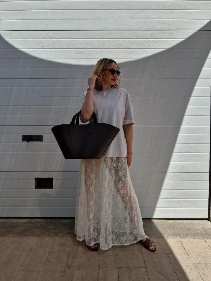 Falda de encaje + minimalismo neutro.