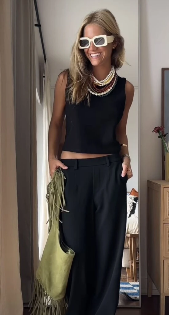 Un total black con buenos accesorios siempre viene bien.