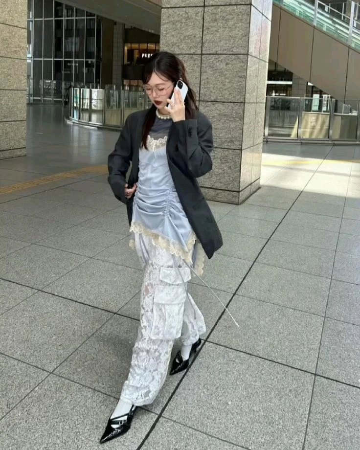 Un look moderno y chic para pasar las fiestas.