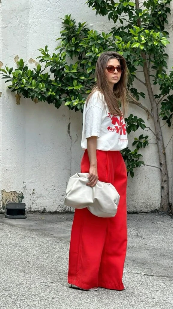 Pantalón sastrero + remera gráfica es un look colorido y cómodo.