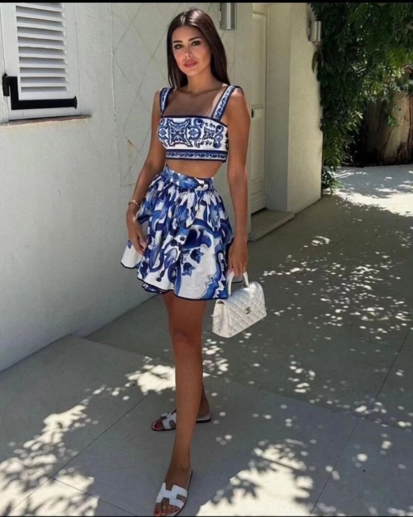 Celeste y blanco, la nueva combinación del verano.