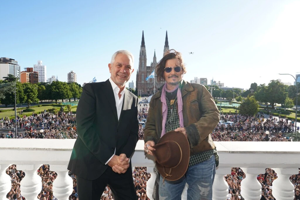 Johnny Depp saludó desde el balcón a todo el público platense que lo fue a ver desde la Plaza Moreno.